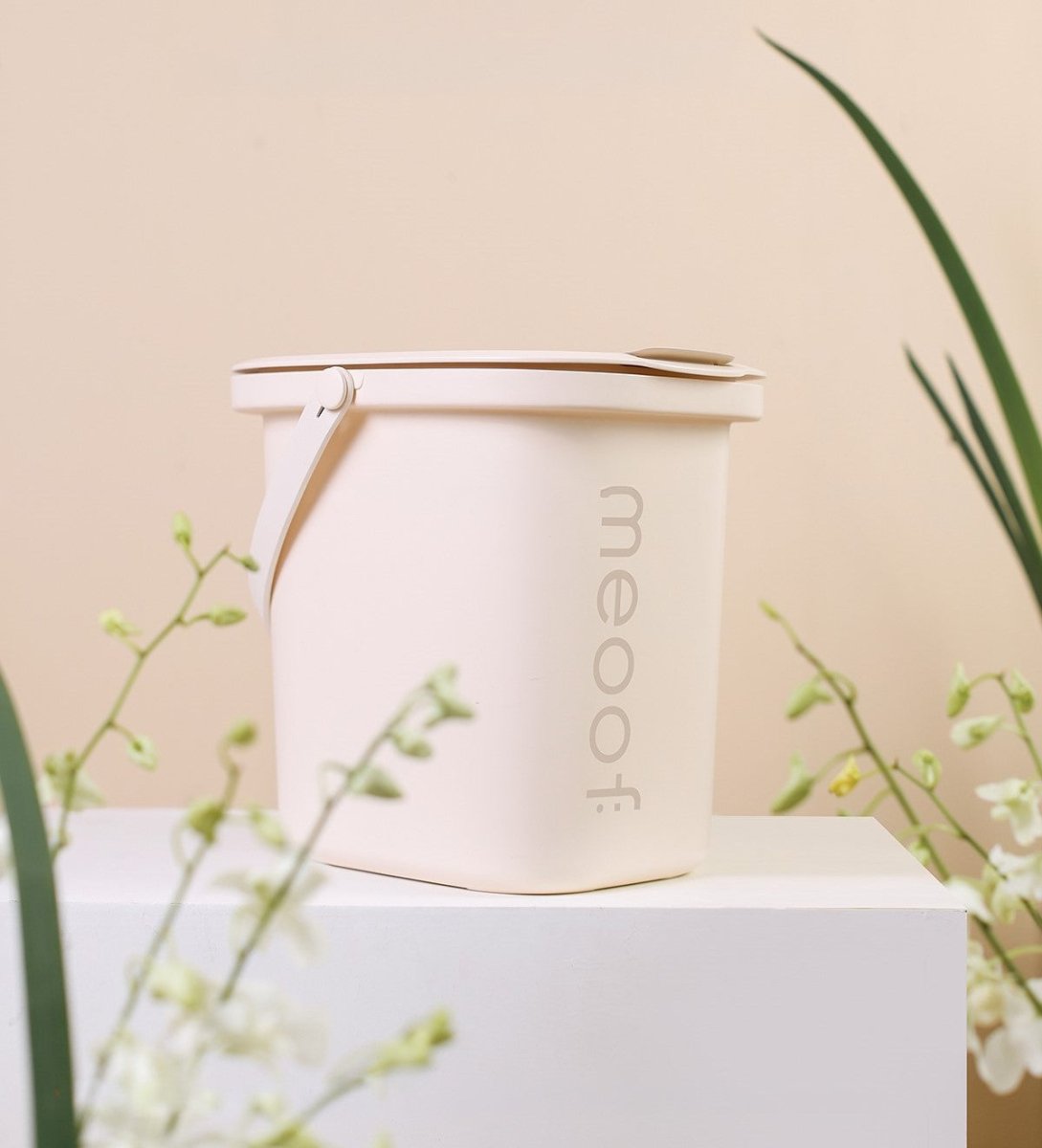Smart vacuum pet food storage container